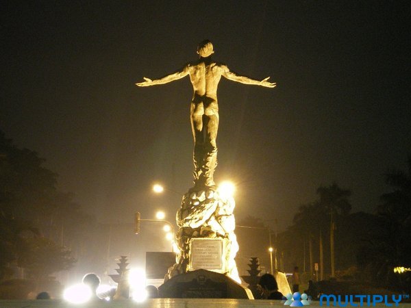 UP Diliman Oblation by Night