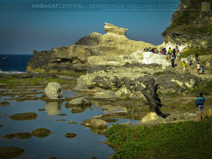 Tourists flock Kapurpurawan Rock